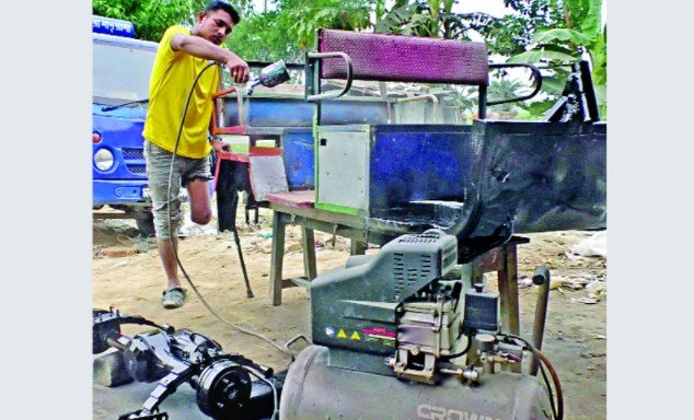 এক পায়েই জীবন যুদ্ধে লড়ছেন পলাশবাড়ীর রাসেল সরকার